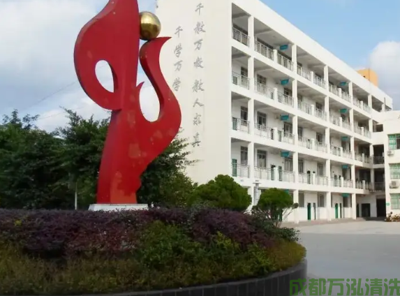 2025年8月16日遂宁某小学食堂厨房油烟机和烟道清洗案例